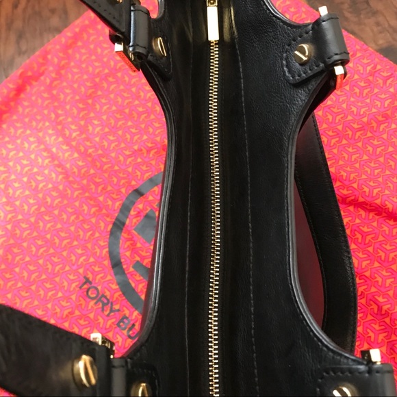Like New! Tory Burch black purse. - Picture 5 of 8